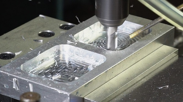 Determination of the retracting route of CNC lathe machining