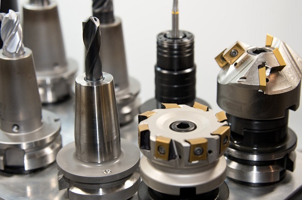 What kind of material milling cutter is used for processing stainless steel in machining center